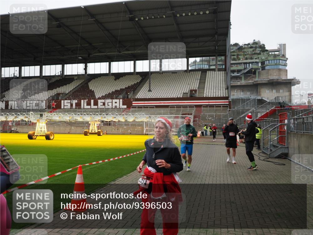07.12.2025 - St. Pauli X-Mass-Run No. 15 Fabian Wolf http://msf.ph/oto/9396503 07.12.2025 10:39:33 Ziel 981, 1796, 1889, 2354, 2420, 3118, 3240, 3242, 4207, 4211 meine-sportfotos.de