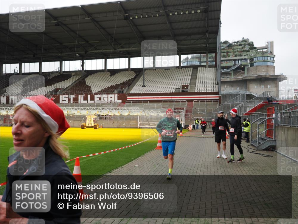 07.12.2025 - St. Pauli X-Mass-Run No. 15 Fabian Wolf http://msf.ph/oto/9396506 07.12.2025 10:39:34 Ziel 981, 1796, 1889, 2354, 2420, 3118, 3240, 3242, 4207, 4211 meine-sportfotos.de