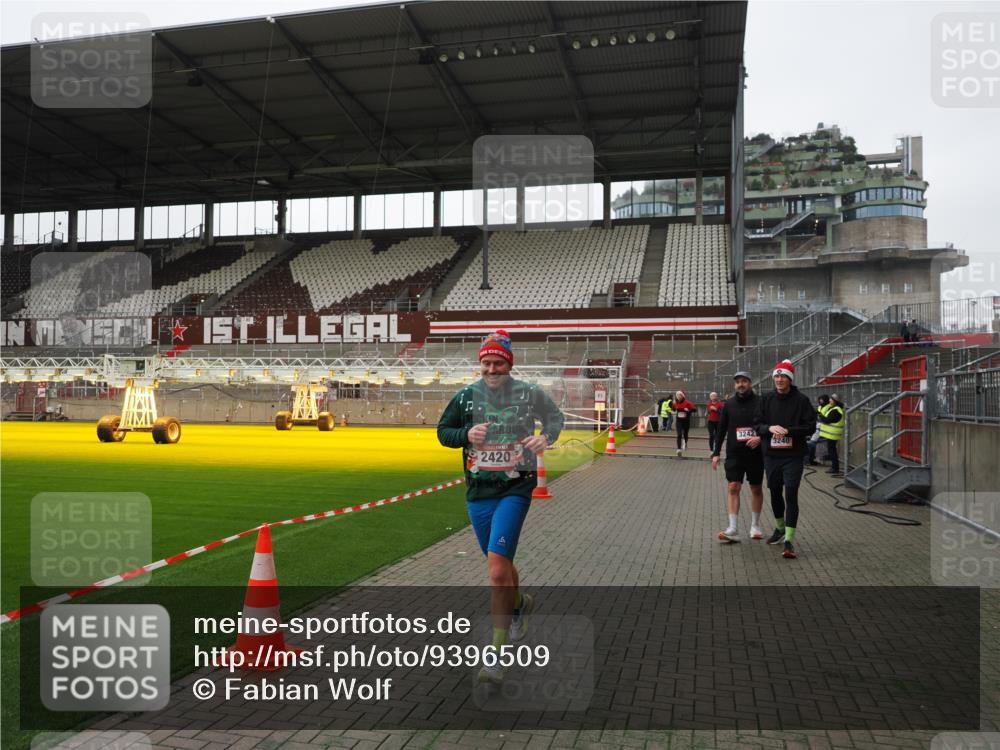 07.12.2025 - St. Pauli X-Mass-Run No. 15 Fabian Wolf http://msf.ph/oto/9396509 07.12.2025 10:39:34 Ziel 981, 1796, 1889, 2354, 2420, 3118, 3240, 3242, 4207, 4211 meine-sportfotos.de