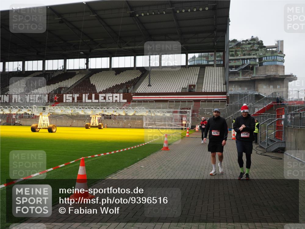 07.12.2025 - St. Pauli X-Mass-Run No. 15 Fabian Wolf http://msf.ph/oto/9396516 07.12.2025 10:39:36 Ziel 981, 1796, 1889, 2354, 2420, 3118, 3240, 3242, 4207, 4211 meine-sportfotos.de