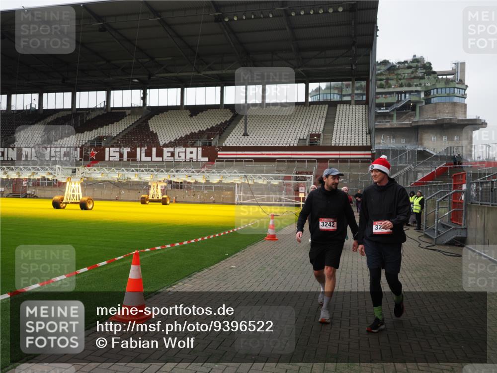 07.12.2025 - St. Pauli X-Mass-Run No. 15 Fabian Wolf http://msf.ph/oto/9396522 07.12.2025 10:39:37 Ziel 981, 1796, 1889, 2354, 2420, 3118, 3240, 3242, 4207, 4211 meine-sportfotos.de