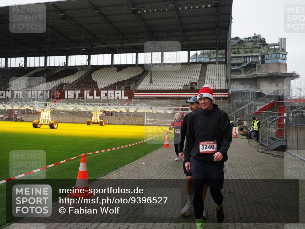 07.12.2025 - St. Pauli X-Mass-Run No. 15 Fabian Wolf http://msf.ph/oto/9396527 07.12.2025 10:39:38 Ziel 981, 1796, 1889, 2354, 2420, 2588, 3118, 3240, 3242, 4207, 4211 meine-sportfotos.de