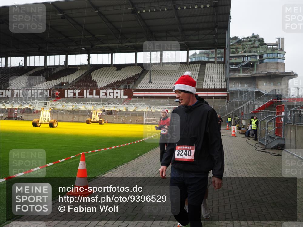 07.12.2025 - St. Pauli X-Mass-Run No. 15 Fabian Wolf http://msf.ph/oto/9396529 07.12.2025 10:39:39 Ziel 981, 1796, 2354, 2420, 2588, 3118, 3240, 3242, 4207, 4211 meine-sportfotos.de