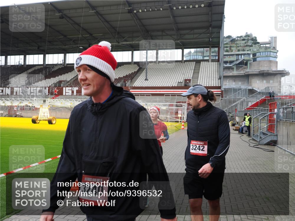 07.12.2025 - St. Pauli X-Mass-Run No. 15 Fabian Wolf http://msf.ph/oto/9396532 07.12.2025 10:39:40 Ziel 981, 1796, 2354, 2420, 2588, 3118, 3240, 3242, 4207, 4211 meine-sportfotos.de