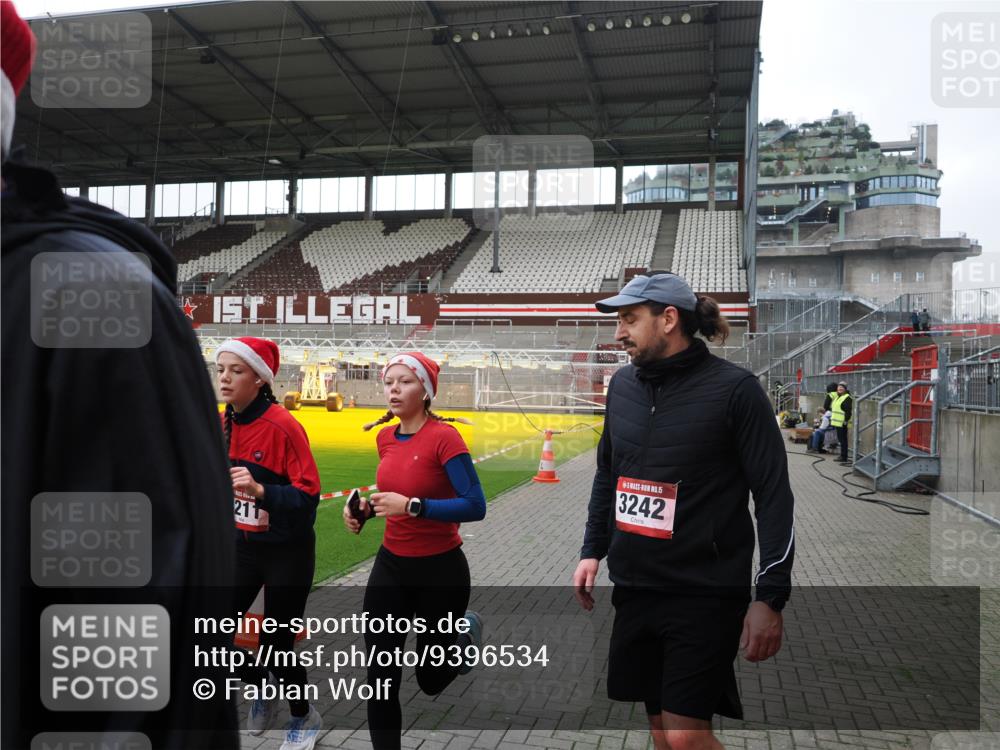 07.12.2025 - St. Pauli X-Mass-Run No. 15 Fabian Wolf http://msf.ph/oto/9396534 07.12.2025 10:39:40 Ziel 981, 1796, 2354, 2420, 2588, 3118, 3240, 3242, 4207, 4211 meine-sportfotos.de