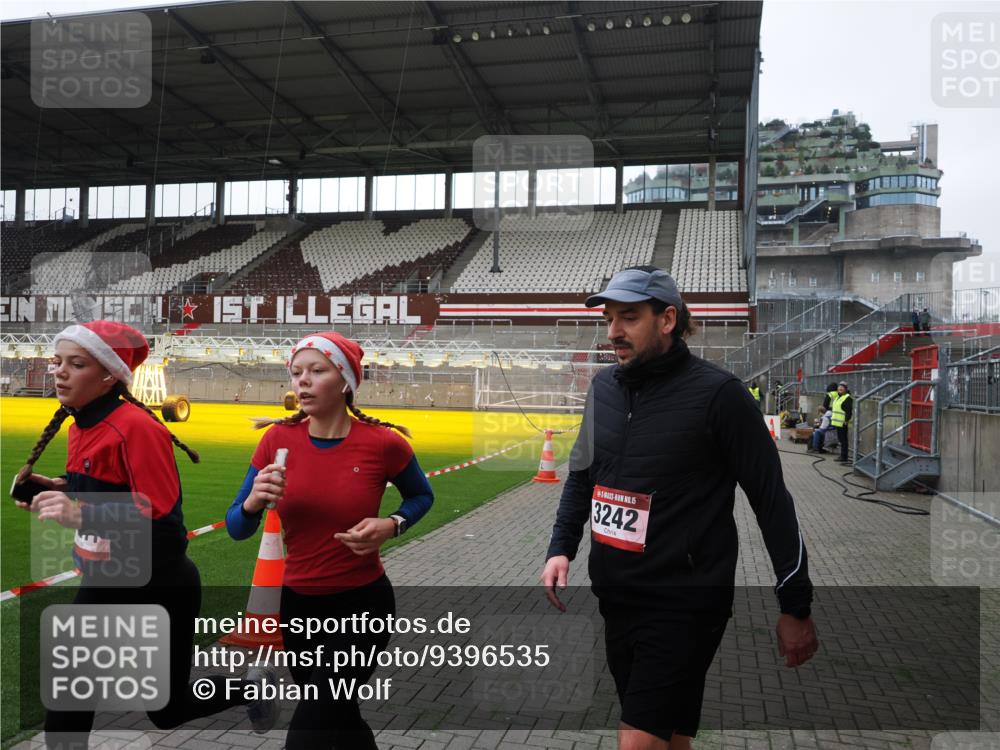 07.12.2025 - St. Pauli X-Mass-Run No. 15 Fabian Wolf http://msf.ph/oto/9396535 07.12.2025 10:39:40 Ziel 981, 1796, 2354, 2420, 2588, 3118, 3240, 3242, 4207, 4211 meine-sportfotos.de