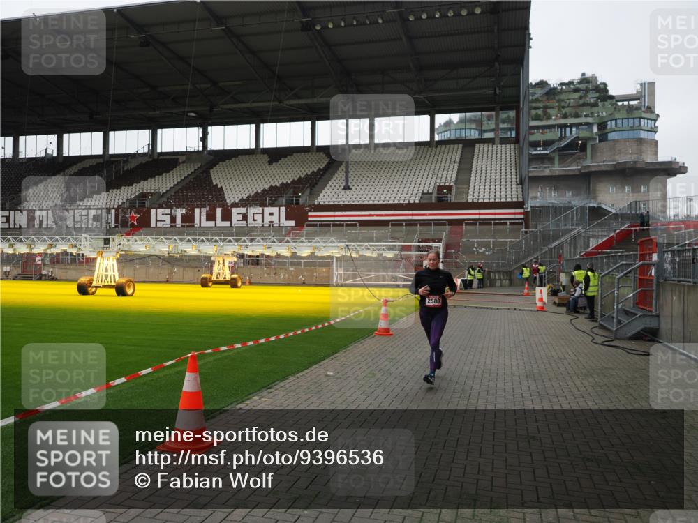 07.12.2025 - St. Pauli X-Mass-Run No. 15 Fabian Wolf http://msf.ph/oto/9396536 07.12.2025 10:39:43 Ziel 2354, 2420, 2588, 3118, 3240, 3242, 4207, 4211 meine-sportfotos.de