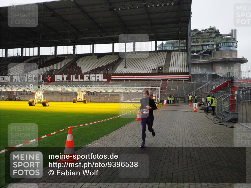 07.12.2025 - St. Pauli X-Mass-Run No. 15 Fabian Wolf http://msf.ph/oto/9396538 07.12.2025 10:39:44 Ziel 2354, 2420, 2588, 3118, 3240, 3242, 4207, 4211 meine-sportfotos.de