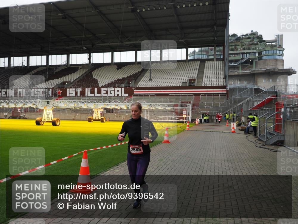 07.12.2025 - St. Pauli X-Mass-Run No. 15 Fabian Wolf http://msf.ph/oto/9396542 07.12.2025 10:39:44 Ziel 2354, 2420, 2588, 3118, 3240, 3242, 4207, 4211 meine-sportfotos.de