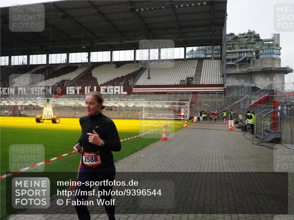 07.12.2025 - St. Pauli X-Mass-Run No. 15 Fabian Wolf http://msf.ph/oto/9396544 07.12.2025 10:39:45 Ziel 2354, 2420, 2588, 3118, 3240, 3242, 4207, 4211 meine-sportfotos.de