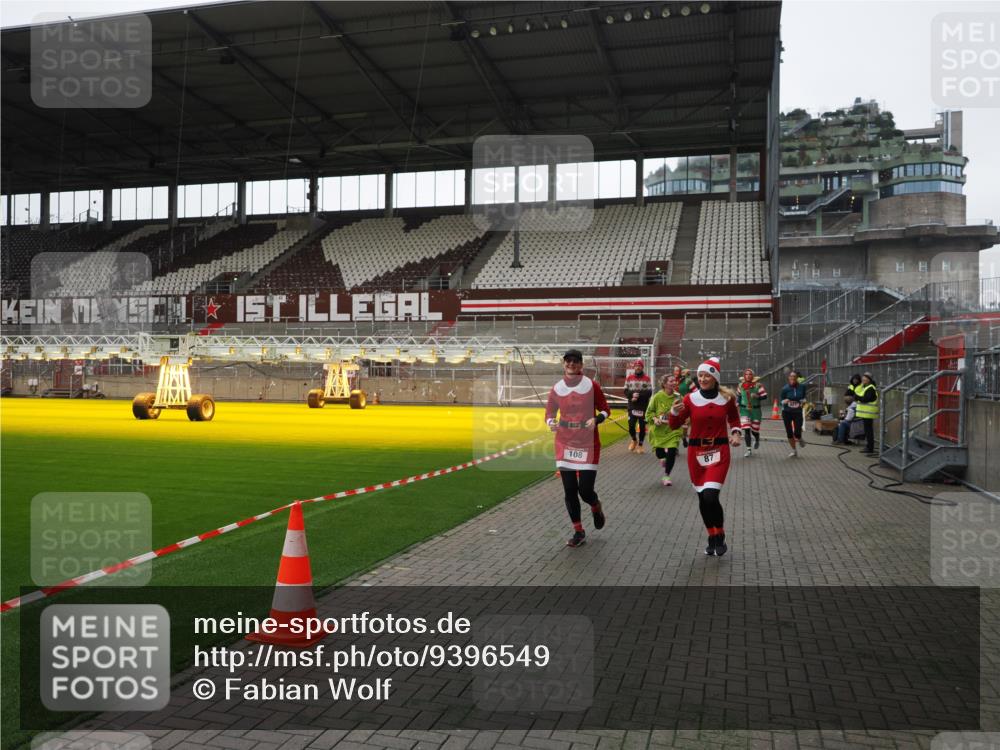 07.12.2025 - St. Pauli X-Mass-Run No. 15 Fabian Wolf http://msf.ph/oto/9396549 07.12.2025 10:39:54 Ziel 87, 108, 827, 1604, 1748, 1749, 2588, 2754 meine-sportfotos.de