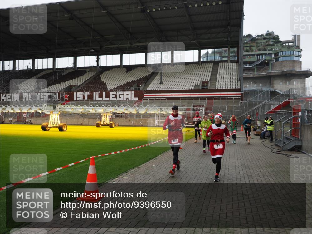 07.12.2025 - St. Pauli X-Mass-Run No. 15 Fabian Wolf http://msf.ph/oto/9396550 07.12.2025 10:39:54 Ziel 87, 108, 827, 1604, 1748, 1749, 2588, 2754 meine-sportfotos.de