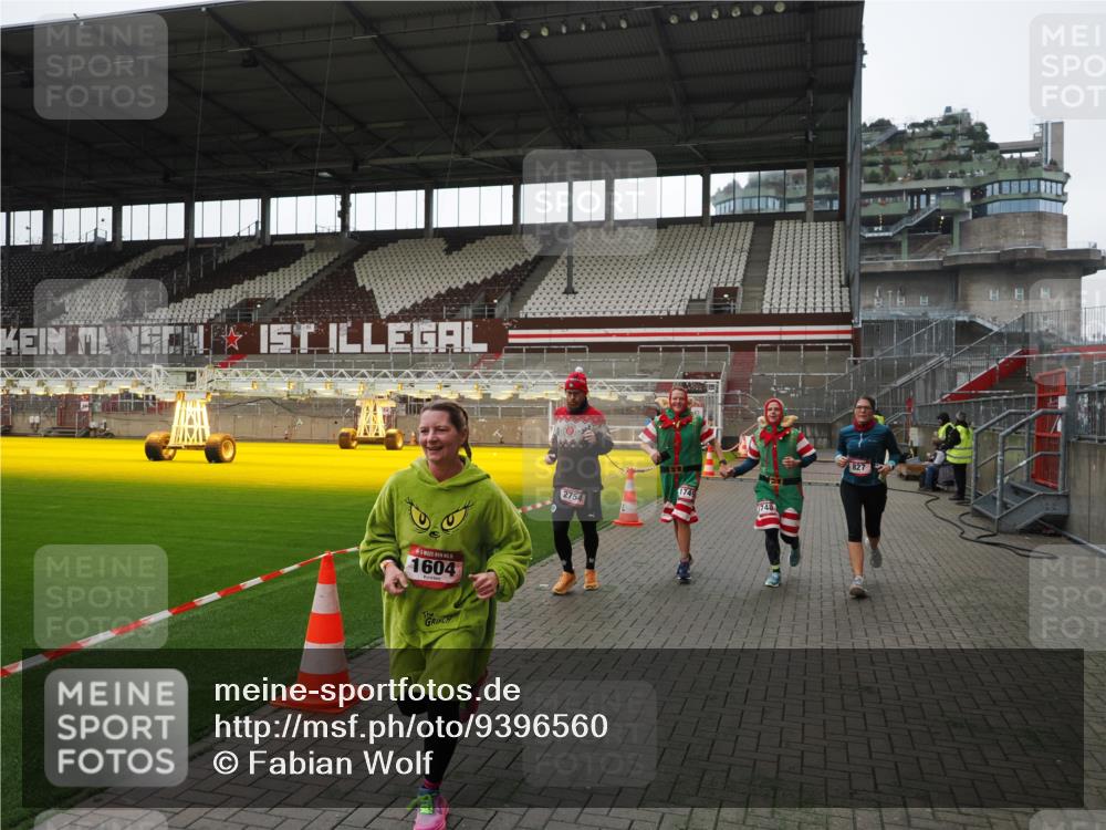 07.12.2025 - St. Pauli X-Mass-Run No. 15 Fabian Wolf http://msf.ph/oto/9396560 07.12.2025 10:39:57 Ziel 87, 108, 827, 1604, 1748, 1749, 2588, 2754 meine-sportfotos.de