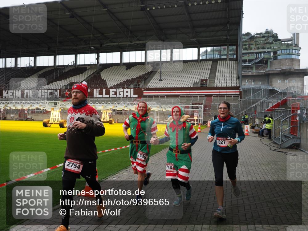 07.12.2025 - St. Pauli X-Mass-Run No. 15 Fabian Wolf http://msf.ph/oto/9396565 07.12.2025 10:39:58 Ziel 87, 108, 827, 1604, 1748, 1749, 2588, 2754 meine-sportfotos.de
