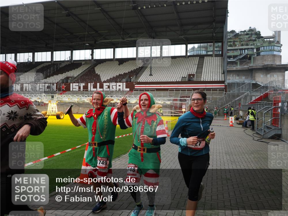 07.12.2025 - St. Pauli X-Mass-Run No. 15 Fabian Wolf http://msf.ph/oto/9396567 07.12.2025 10:39:59 Ziel 87, 108, 827, 1604, 1748, 1749, 2754 meine-sportfotos.de
