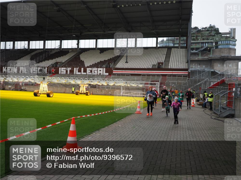 07.12.2025 - St. Pauli X-Mass-Run No. 15 Fabian Wolf http://msf.ph/oto/9396572 07.12.2025 10:40:09 Ziel 230, 538, 580, 827, 1604, 1748, 1749, 2754, 3796, 3797, 4874, 4878 meine-sportfotos.de