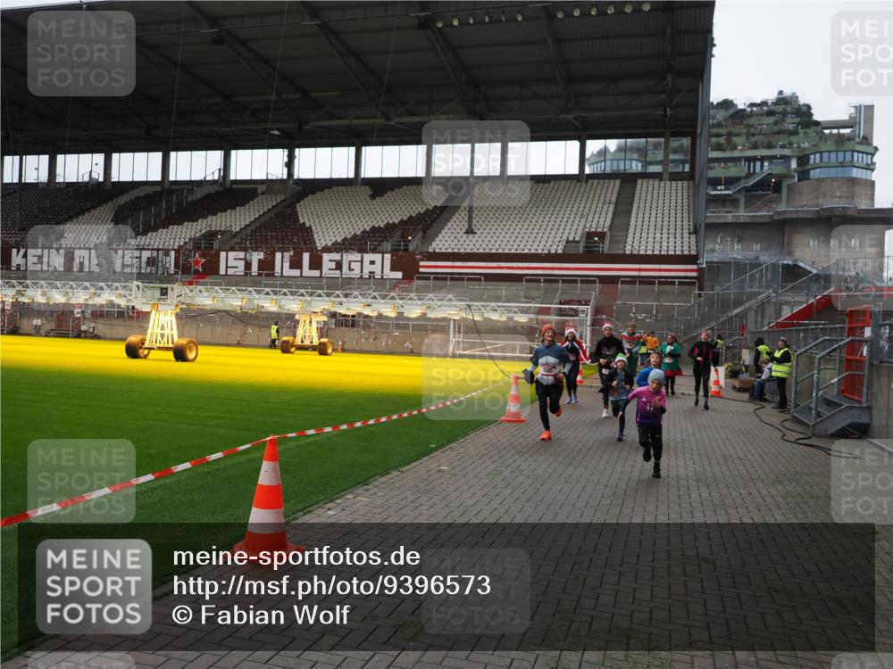 07.12.2025 - St. Pauli X-Mass-Run No. 15 Fabian Wolf http://msf.ph/oto/9396573 07.12.2025 10:40:09 Ziel 230, 538, 580, 827, 1604, 1748, 1749, 2754, 3796, 3797, 4874, 4878 meine-sportfotos.de