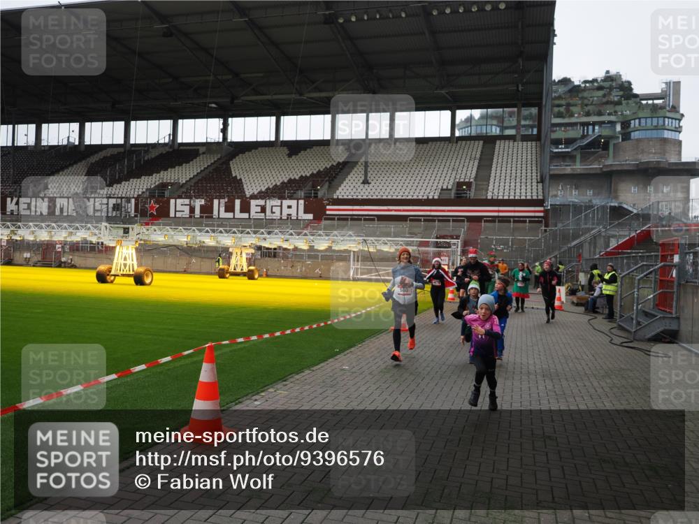 07.12.2025 - St. Pauli X-Mass-Run No. 15 Fabian Wolf http://msf.ph/oto/9396576 07.12.2025 10:40:10 Ziel 230, 538, 580, 827, 1748, 1749, 2754, 3796, 3797, 4874, 4878 meine-sportfotos.de