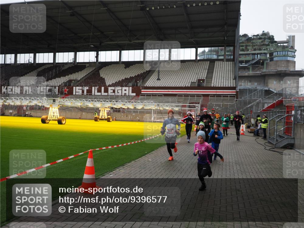 07.12.2025 - St. Pauli X-Mass-Run No. 15 Fabian Wolf http://msf.ph/oto/9396577 07.12.2025 10:40:10 Ziel 230, 538, 580, 827, 1748, 1749, 2754, 3796, 3797, 4874, 4878 meine-sportfotos.de