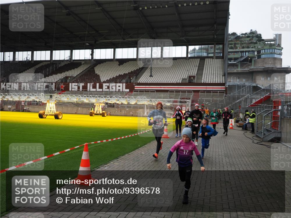 07.12.2025 - St. Pauli X-Mass-Run No. 15 Fabian Wolf http://msf.ph/oto/9396578 07.12.2025 10:40:10 Ziel 230, 538, 580, 827, 1748, 1749, 2754, 3796, 3797, 4874, 4878 meine-sportfotos.de