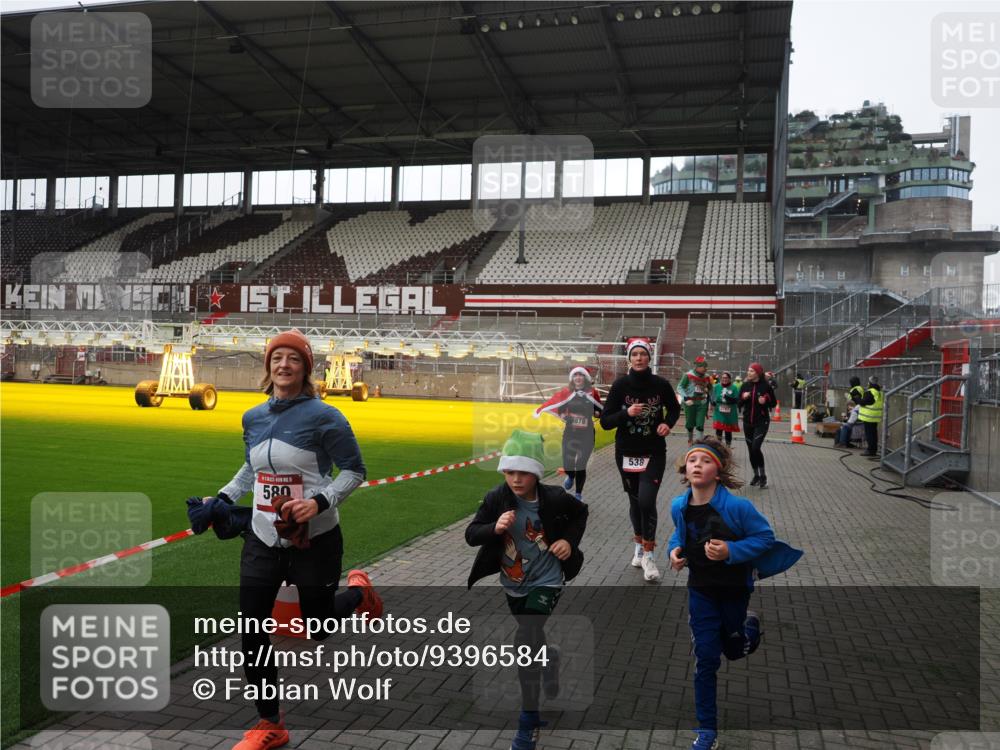 07.12.2025 - St. Pauli X-Mass-Run No. 15 Fabian Wolf http://msf.ph/oto/9396584 07.12.2025 10:40:12 Ziel 230, 538, 580, 3161, 3164, 3796, 3797, 4874, 4878 meine-sportfotos.de