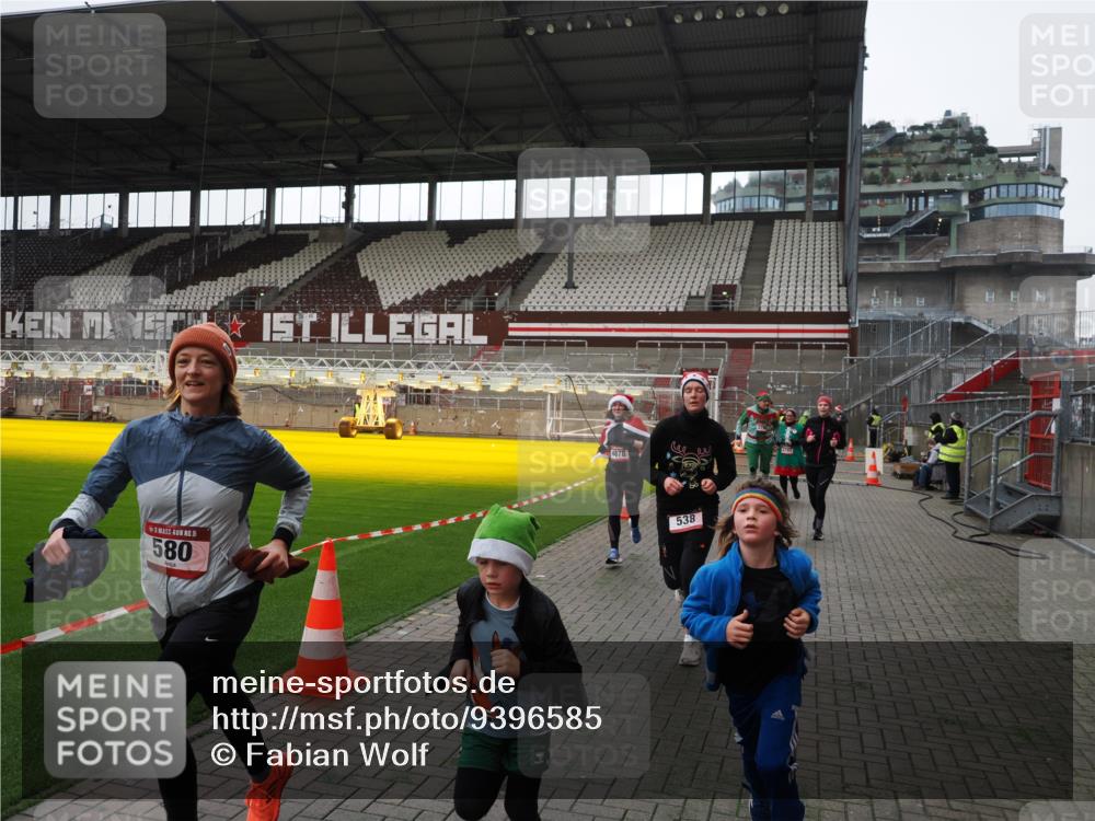 07.12.2025 - St. Pauli X-Mass-Run No. 15 Fabian Wolf http://msf.ph/oto/9396585 07.12.2025 10:40:12 Ziel 230, 538, 580, 3161, 3164, 3796, 3797, 4874, 4878 meine-sportfotos.de