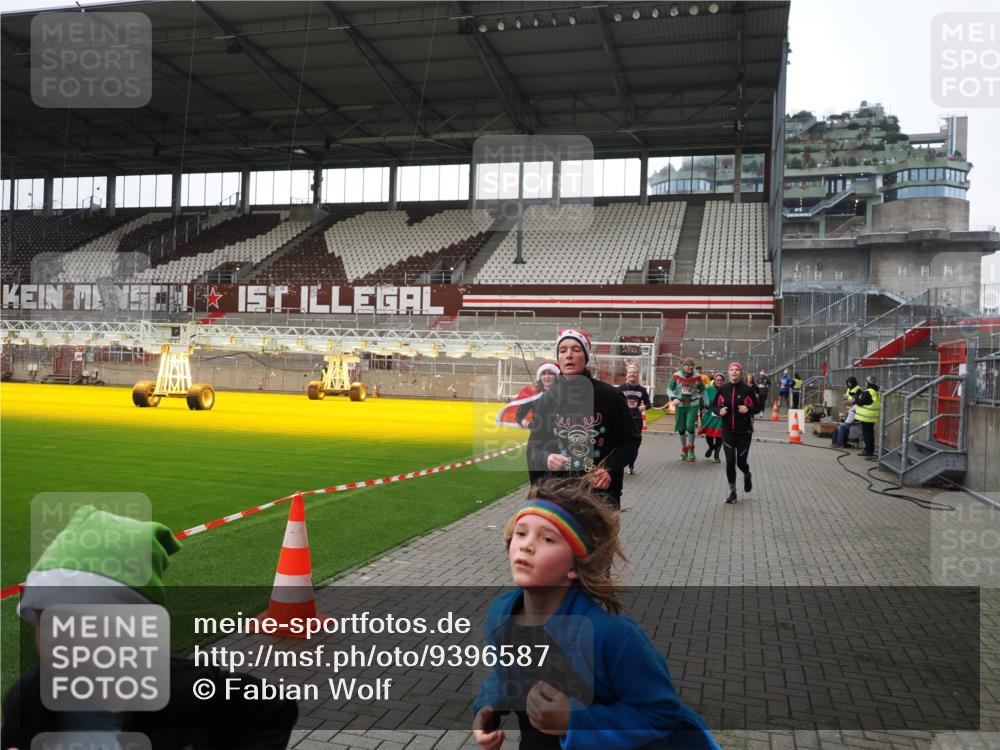 07.12.2025 - St. Pauli X-Mass-Run No. 15 Fabian Wolf http://msf.ph/oto/9396587 07.12.2025 10:40:12 Ziel 230, 538, 580, 3161, 3164, 3796, 3797, 4874, 4878 meine-sportfotos.de