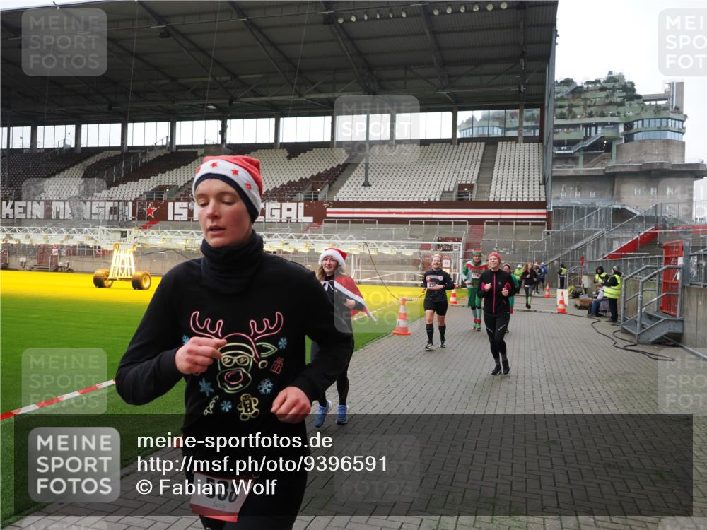 07.12.2025 - St. Pauli X-Mass-Run No. 15 Fabian Wolf http://msf.ph/oto/9396591 07.12.2025 10:40:13 Ziel 230, 538, 580, 3161, 3164, 3796, 3797, 4874, 4878 meine-sportfotos.de