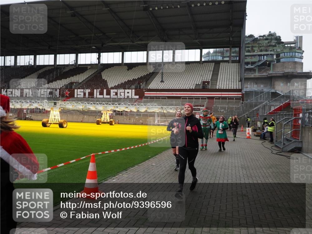 07.12.2025 - St. Pauli X-Mass-Run No. 15 Fabian Wolf http://msf.ph/oto/9396596 07.12.2025 10:40:14 Ziel 230, 538, 580, 3161, 3164, 3796, 3797, 4874, 4878 meine-sportfotos.de