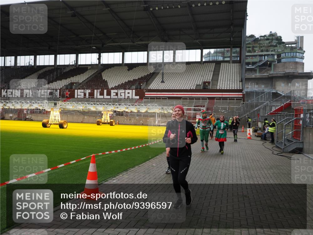 07.12.2025 - St. Pauli X-Mass-Run No. 15 Fabian Wolf http://msf.ph/oto/9396597 07.12.2025 10:40:14 Ziel 230, 538, 580, 3161, 3164, 3796, 3797, 4874, 4878 meine-sportfotos.de