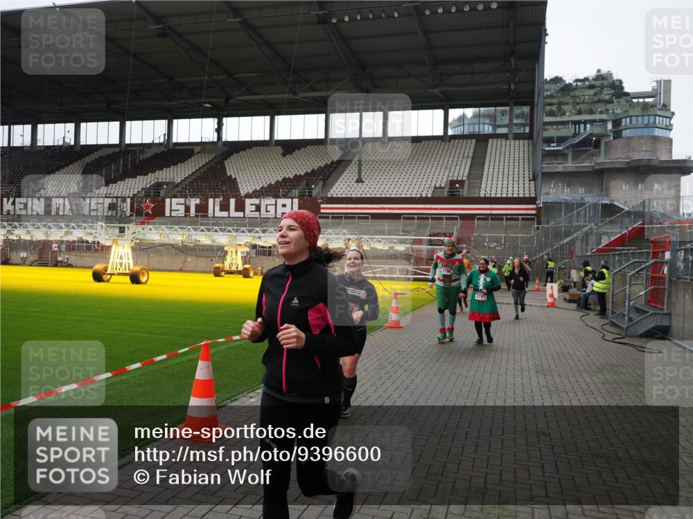 07.12.2025 - St. Pauli X-Mass-Run No. 15 Fabian Wolf http://msf.ph/oto/9396600 07.12.2025 10:40:15 Ziel 230, 538, 580, 3161, 3164, 3796, 3797, 4874, 4878 meine-sportfotos.de