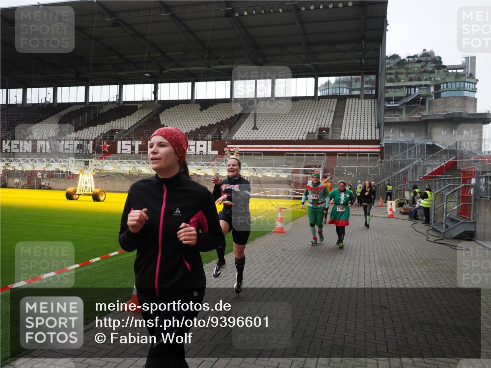 07.12.2025 - St. Pauli X-Mass-Run No. 15 Fabian Wolf http://msf.ph/oto/9396601 07.12.2025 10:40:15 Ziel 230, 538, 580, 3161, 3164, 3796, 3797, 4874, 4878 meine-sportfotos.de