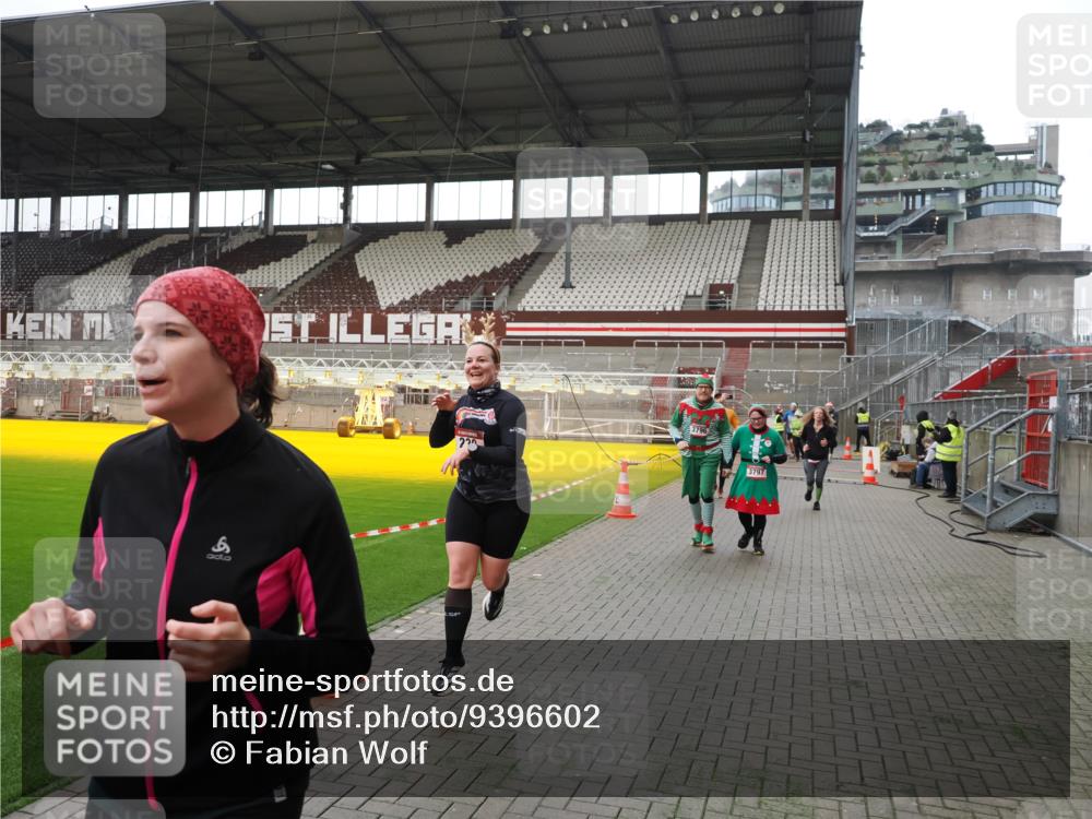 07.12.2025 - St. Pauli X-Mass-Run No. 15 Fabian Wolf http://msf.ph/oto/9396602 07.12.2025 10:40:15 Ziel 230, 538, 580, 3161, 3164, 3796, 3797, 4874, 4878 meine-sportfotos.de