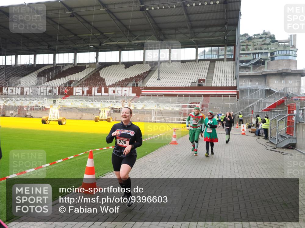 07.12.2025 - St. Pauli X-Mass-Run No. 15 Fabian Wolf http://msf.ph/oto/9396603 07.12.2025 10:40:16 Ziel 230, 538, 580, 731, 735, 3161, 3164, 3796, 3797, 4874, 4878 meine-sportfotos.de
