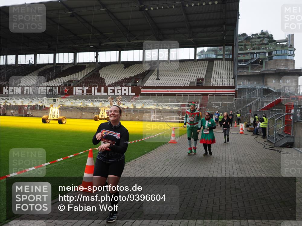07.12.2025 - St. Pauli X-Mass-Run No. 15 Fabian Wolf http://msf.ph/oto/9396604 07.12.2025 10:40:16 Ziel 230, 538, 580, 731, 735, 3161, 3164, 3796, 3797, 4874, 4878 meine-sportfotos.de