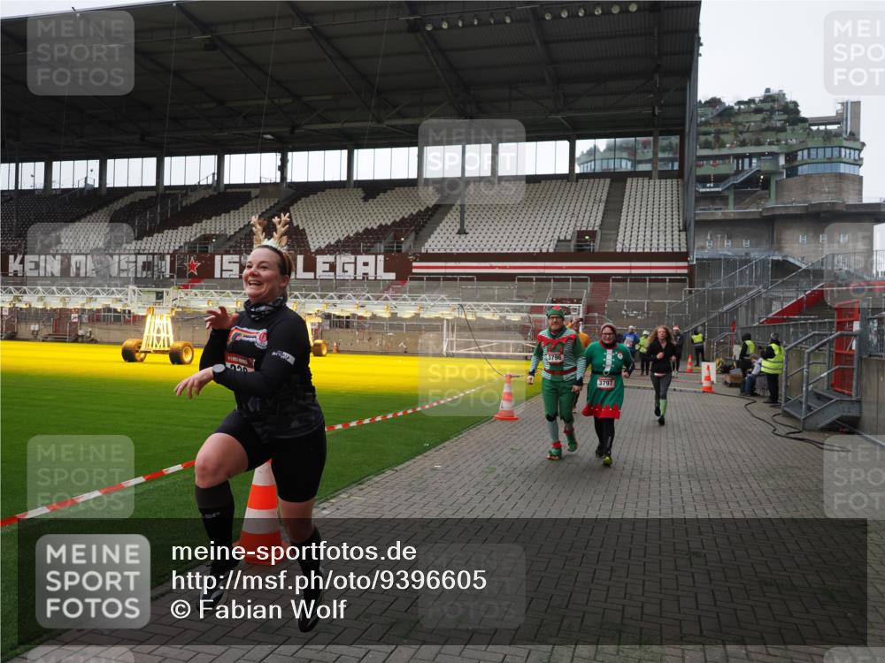 07.12.2025 - St. Pauli X-Mass-Run No. 15 Fabian Wolf http://msf.ph/oto/9396605 07.12.2025 10:40:16 Ziel 230, 538, 580, 731, 735, 3161, 3164, 3796, 3797, 4874, 4878 meine-sportfotos.de