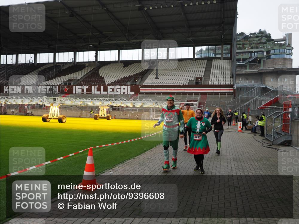 07.12.2025 - St. Pauli X-Mass-Run No. 15 Fabian Wolf http://msf.ph/oto/9396608 07.12.2025 10:40:17 Ziel 230, 538, 580, 731, 735, 2169, 3161, 3164, 3796, 3797, 4874, 4878 meine-sportfotos.de