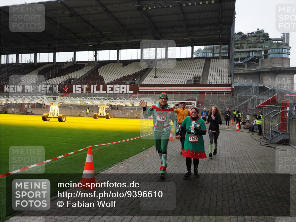 07.12.2025 - St. Pauli X-Mass-Run No. 15 Fabian Wolf http://msf.ph/oto/9396610 07.12.2025 10:40:18 Ziel 230, 538, 580, 731, 735, 2169, 3161, 3164, 3796, 3797, 4874, 4878 meine-sportfotos.de