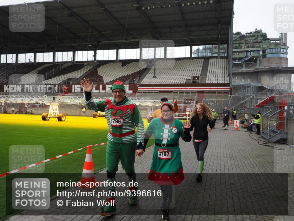 07.12.2025 - St. Pauli X-Mass-Run No. 15 Fabian Wolf http://msf.ph/oto/9396616 07.12.2025 10:40:19 Ziel 230, 538, 580, 731, 735, 2169, 3161, 3164, 3796, 3797, 4874, 4878 meine-sportfotos.de