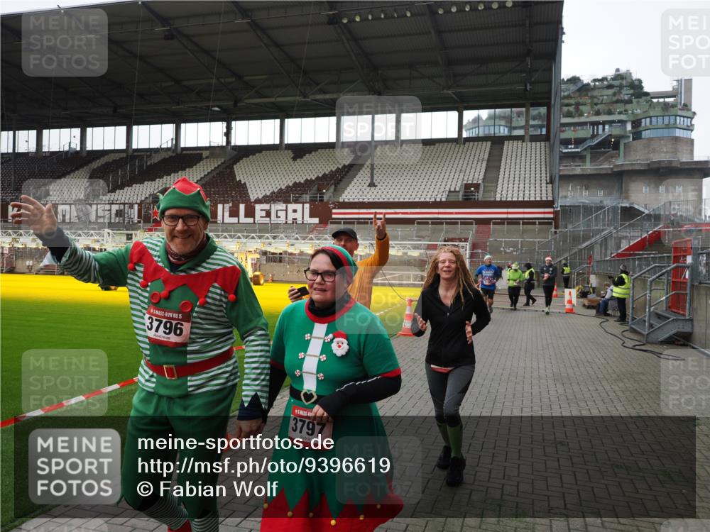 07.12.2025 - St. Pauli X-Mass-Run No. 15 Fabian Wolf http://msf.ph/oto/9396619 07.12.2025 10:40:20 Ziel 230, 538, 580, 731, 735, 2169, 3161, 3164, 3796, 3797, 4874, 4878 meine-sportfotos.de