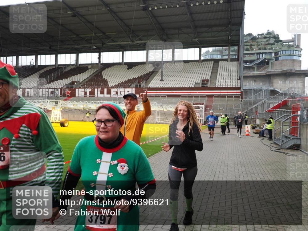 07.12.2025 - St. Pauli X-Mass-Run No. 15 Fabian Wolf http://msf.ph/oto/9396621 07.12.2025 10:40:20 Ziel 230, 538, 580, 731, 735, 2169, 3161, 3164, 3796, 3797, 4874, 4878 meine-sportfotos.de