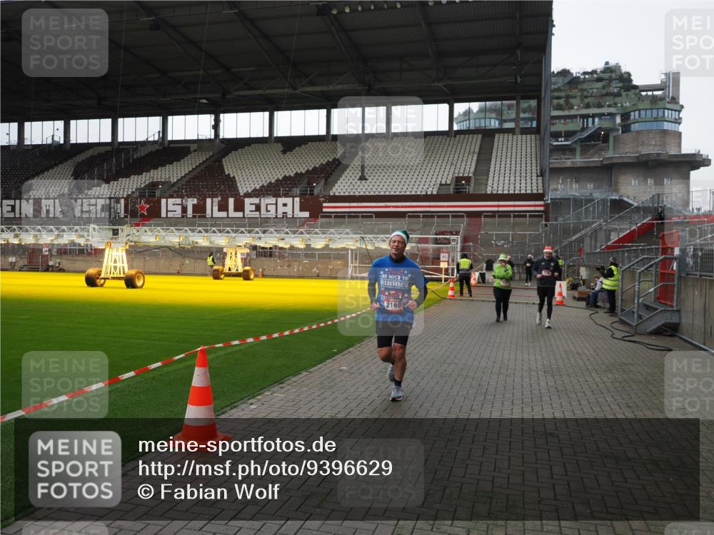 07.12.2025 - St. Pauli X-Mass-Run No. 15 Fabian Wolf http://msf.ph/oto/9396629 07.12.2025 10:40:23 Ziel 230, 538, 580, 731, 735, 2169, 2916, 3161, 3164, 3796, 3797, 4874, 4878 meine-sportfotos.de