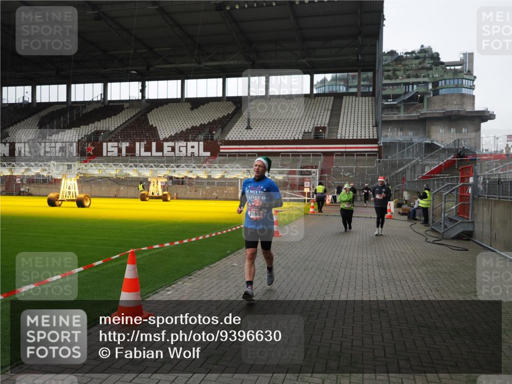 07.12.2025 - St. Pauli X-Mass-Run No. 15 Fabian Wolf http://msf.ph/oto/9396630 07.12.2025 10:40:23 Ziel 230, 538, 580, 731, 735, 2169, 2916, 3161, 3164, 3796, 3797, 4874, 4878 meine-sportfotos.de