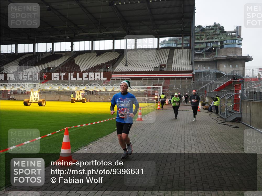 07.12.2025 - St. Pauli X-Mass-Run No. 15 Fabian Wolf http://msf.ph/oto/9396631 07.12.2025 10:40:23 Ziel 230, 538, 580, 731, 735, 2169, 2916, 3161, 3164, 3796, 3797, 4874, 4878 meine-sportfotos.de