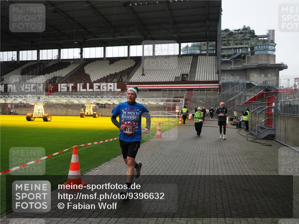 07.12.2025 - St. Pauli X-Mass-Run No. 15 Fabian Wolf http://msf.ph/oto/9396632 07.12.2025 10:40:23 Ziel 230, 538, 580, 731, 735, 2169, 2916, 3161, 3164, 3796, 3797, 4874, 4878 meine-sportfotos.de