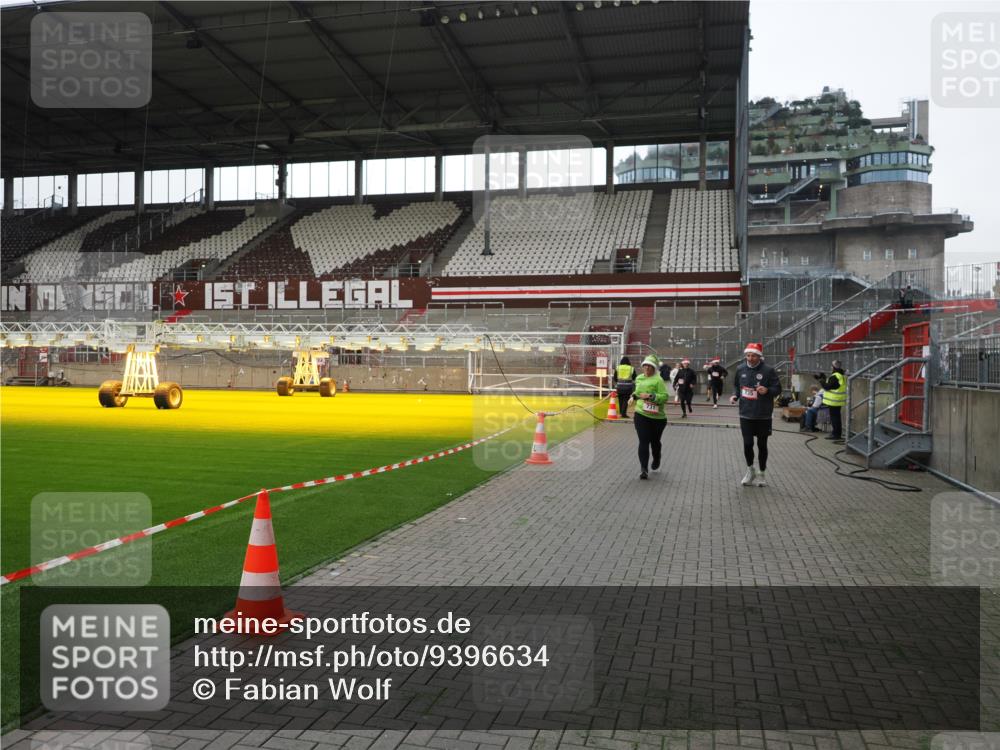 07.12.2025 - St. Pauli X-Mass-Run No. 15 Fabian Wolf http://msf.ph/oto/9396634 07.12.2025 10:40:24 Ziel 230, 538, 580, 731, 735, 2169, 2916, 3161, 3164, 3796, 3797, 4874, 4878 meine-sportfotos.de
