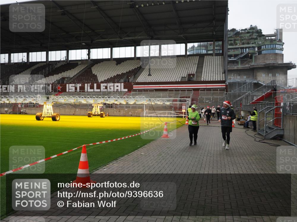 07.12.2025 - St. Pauli X-Mass-Run No. 15 Fabian Wolf http://msf.ph/oto/9396636 07.12.2025 10:40:25 Ziel 230, 538, 731, 735, 2169, 2916, 3161, 3164, 3797, 4874, 4878 meine-sportfotos.de