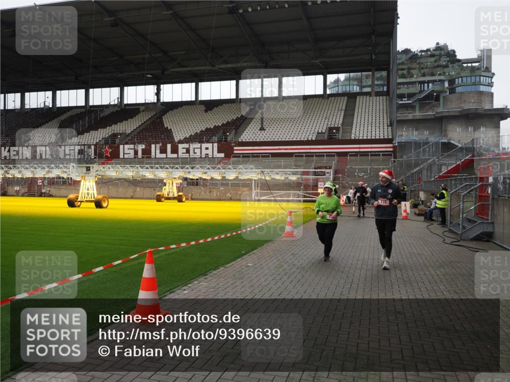 07.12.2025 - St. Pauli X-Mass-Run No. 15 Fabian Wolf http://msf.ph/oto/9396639 07.12.2025 10:40:26 Ziel 230, 731, 735, 2169, 2594, 2916, 3161, 3164, 3408, 4874, 4878 meine-sportfotos.de