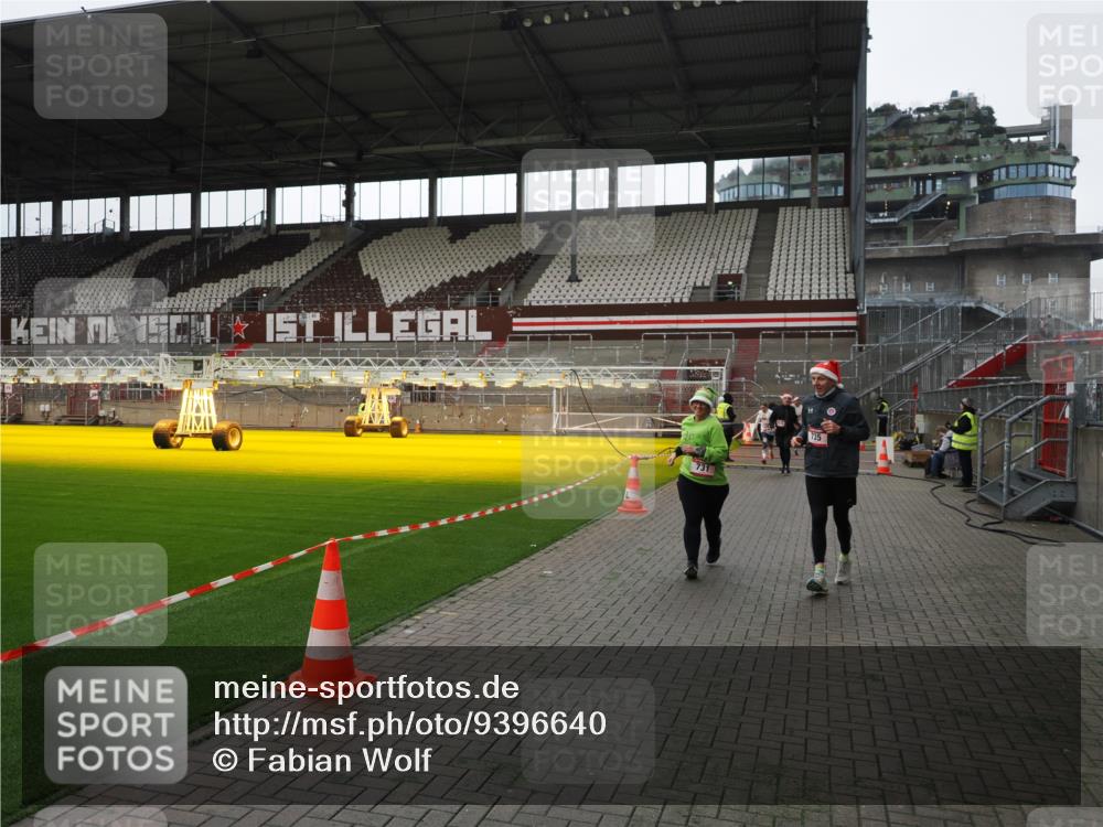 07.12.2025 - St. Pauli X-Mass-Run No. 15 Fabian Wolf http://msf.ph/oto/9396640 07.12.2025 10:40:26 Ziel 230, 731, 735, 2169, 2594, 2916, 3161, 3164, 3408, 4874, 4878 meine-sportfotos.de