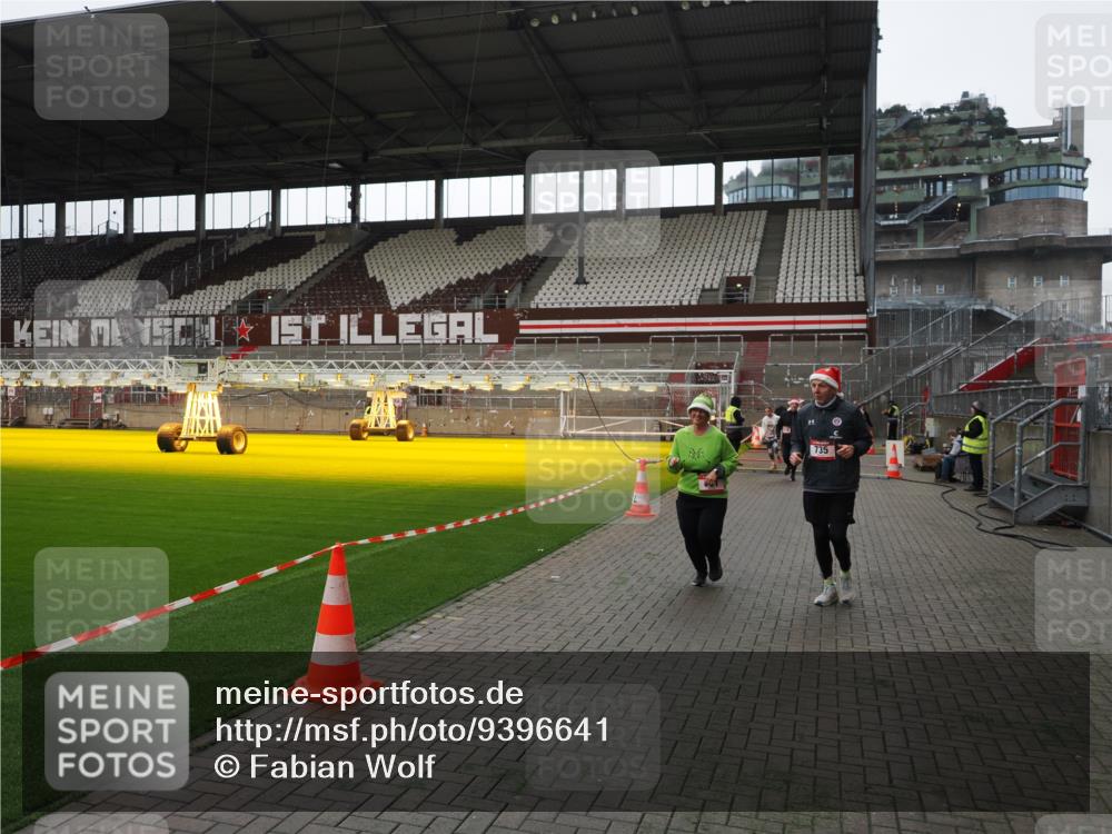 07.12.2025 - St. Pauli X-Mass-Run No. 15 Fabian Wolf http://msf.ph/oto/9396641 07.12.2025 10:40:26 Ziel 230, 731, 735, 2169, 2594, 2916, 3161, 3164, 3408, 4874, 4878 meine-sportfotos.de
